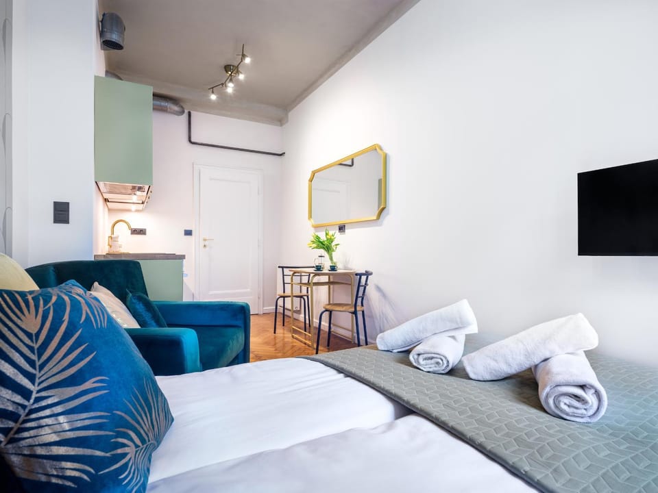 Bed, TV and multimedia, Photo of the whole room, Seating area, towels