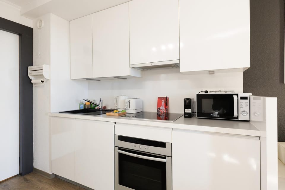 Coffee/tea facilities, dishwasher, microwave, oven, stove, toaster, washing machine