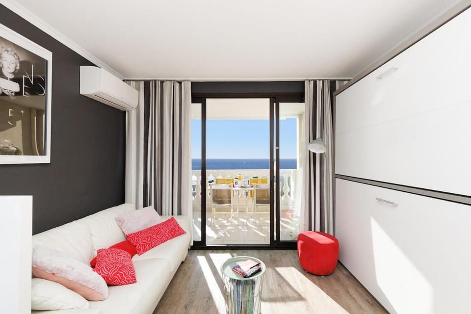 Vue mer piscine parking tennis 4 personnes Apartment in Cannes