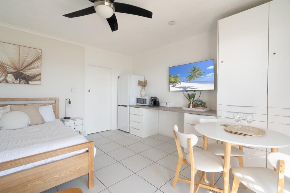 Kitchen or kitchenette, Photo of the whole room, Dining area, Bedroom