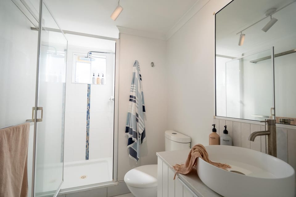 Shower, Toilet, Bathroom, towels