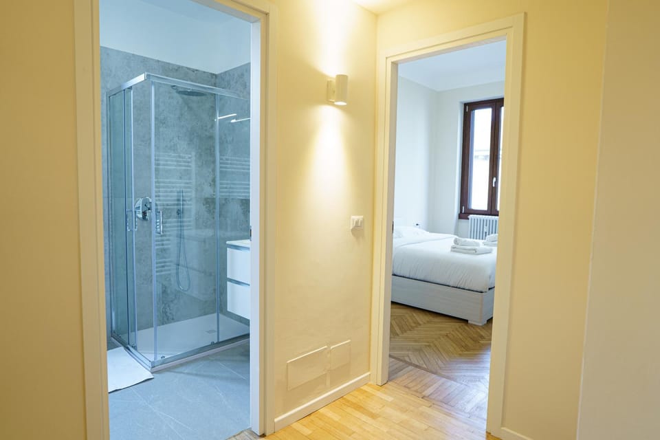 Shower, Toilet, Bed, Bathroom, Bedroom, towels
