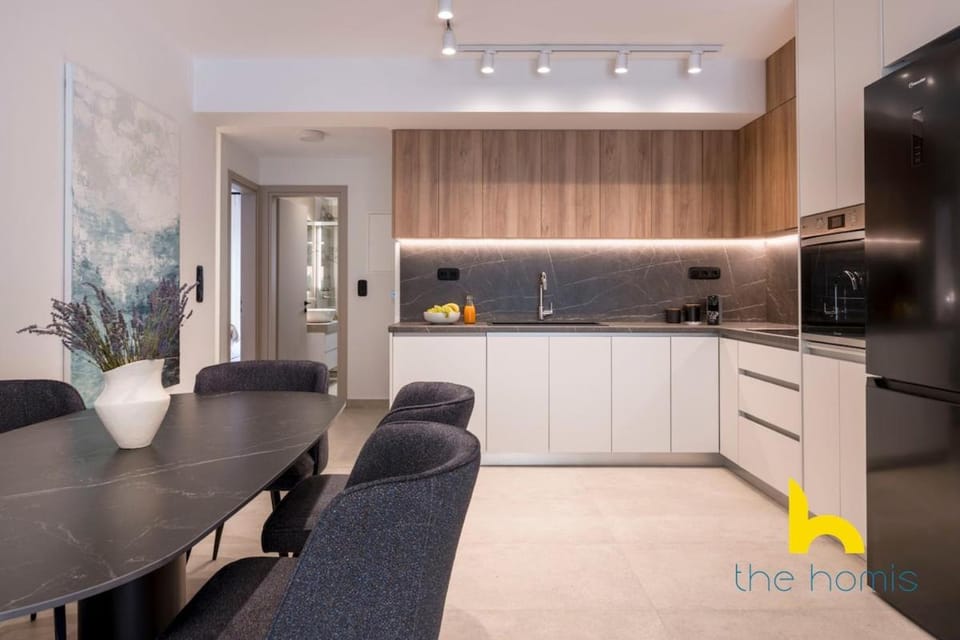 A1 Stylish 2BR APT w Balcony and Parking, Kingbed Apartment in Athens