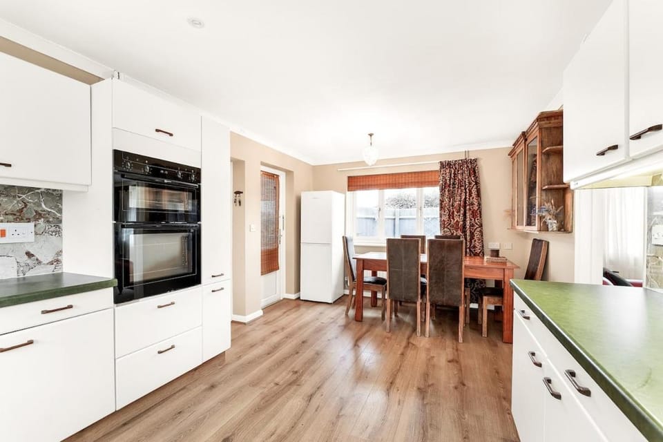 Kitchen or kitchenette, Dining area, oven