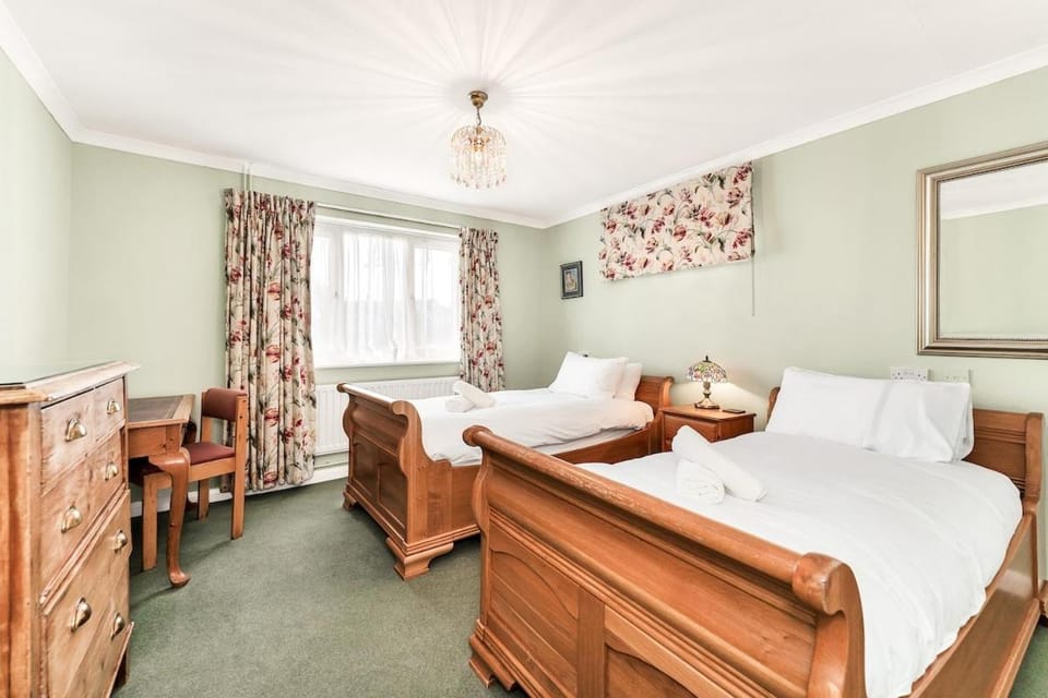 Bed, Photo of the whole room, Bedroom