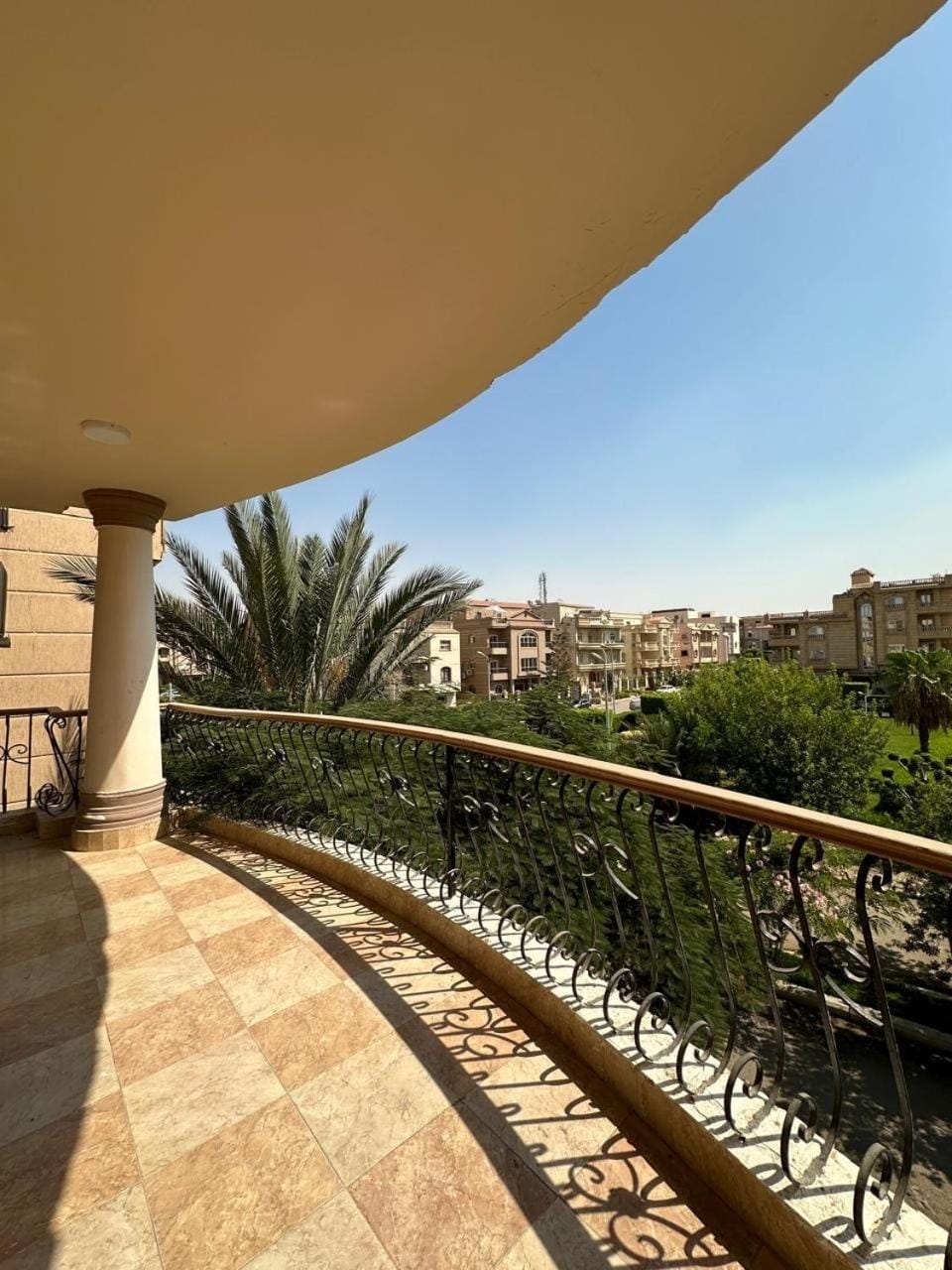 Property building, Day, Balcony/Terrace