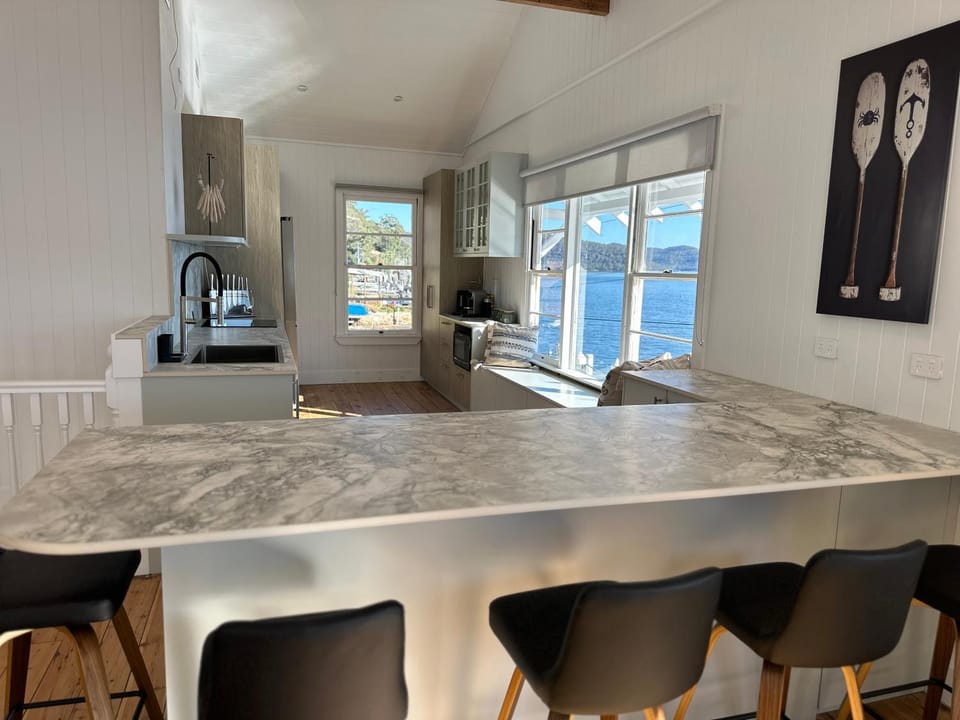 Coffee/tea facilities, Kitchen or kitchenette, Dining area