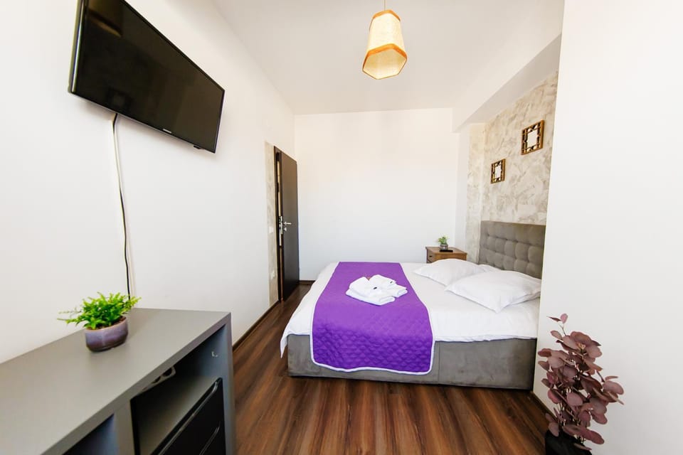 Communal lounge/ TV room, Bed, TV and multimedia, Photo of the whole room, Evening entertainment, Bedroom, towels