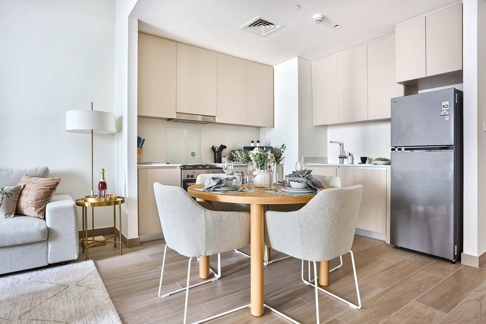 Kitchen or kitchenette, Living room, Seating area, Dining area