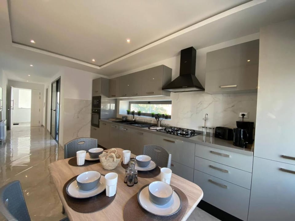 Dining area, kitchen