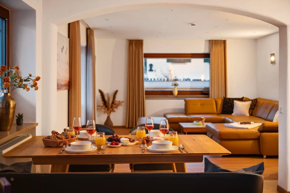 Food and drinks, Seating area, Food