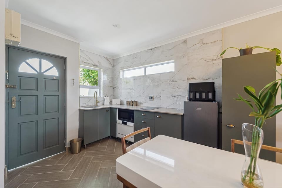 Kitchen or kitchenette, dishwasher, stove