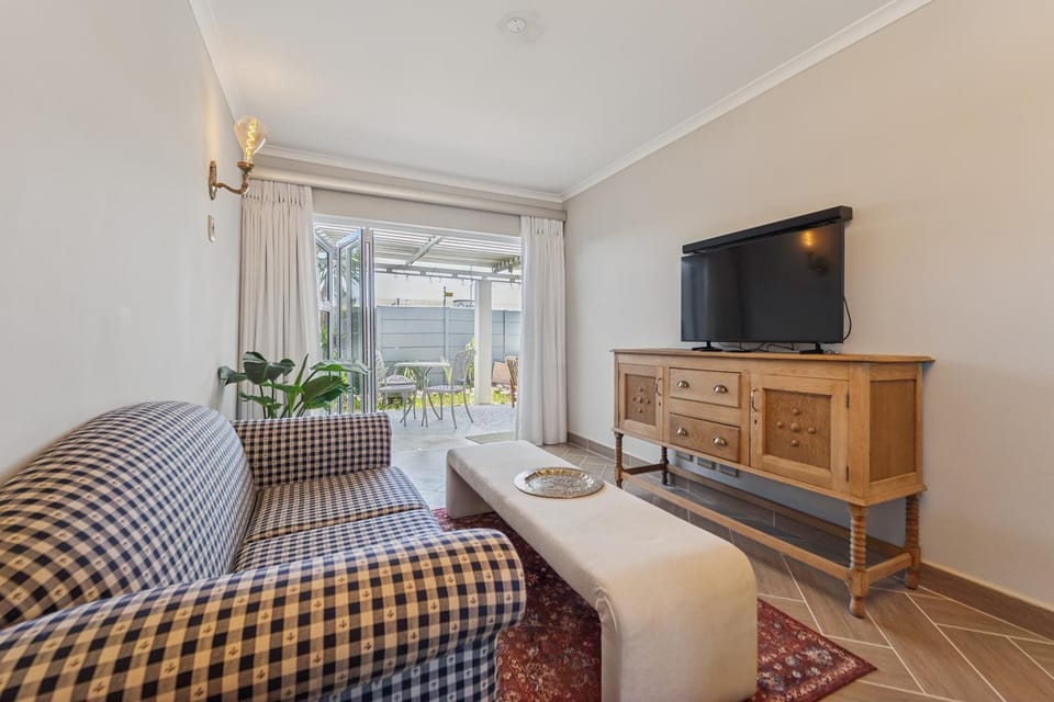 TV and multimedia, Living room, Seating area, Evening entertainment, Garden view