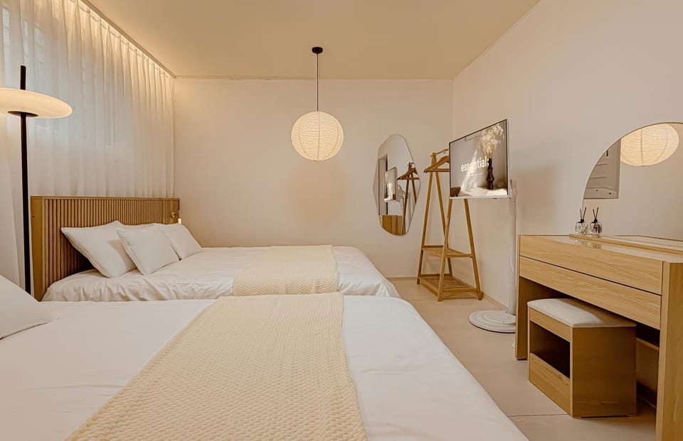 Bed, TV and multimedia, Bedroom, hair dresser