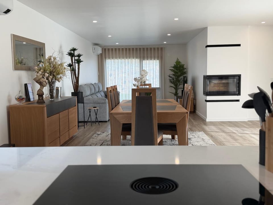 TV and multimedia, Kitchen or kitchenette, Living room, Seating area, Dining area