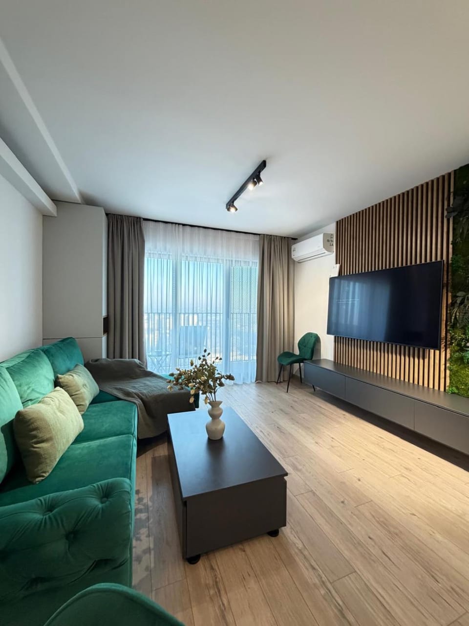 Communal lounge/ TV room, TV and multimedia, Living room, Seating area, Evening entertainment