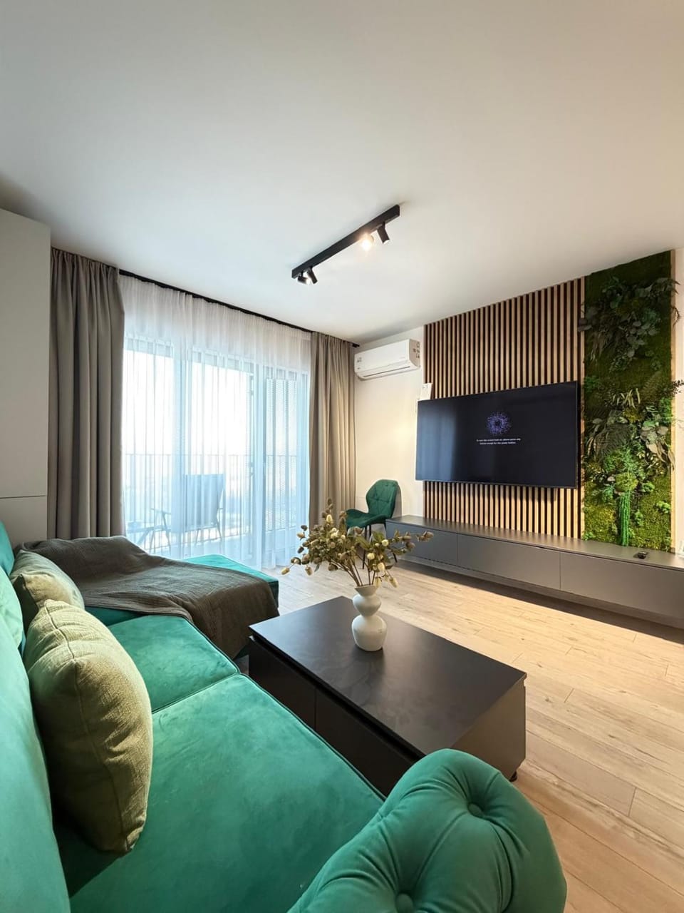 TV and multimedia, Living room, Seating area, Evening entertainment