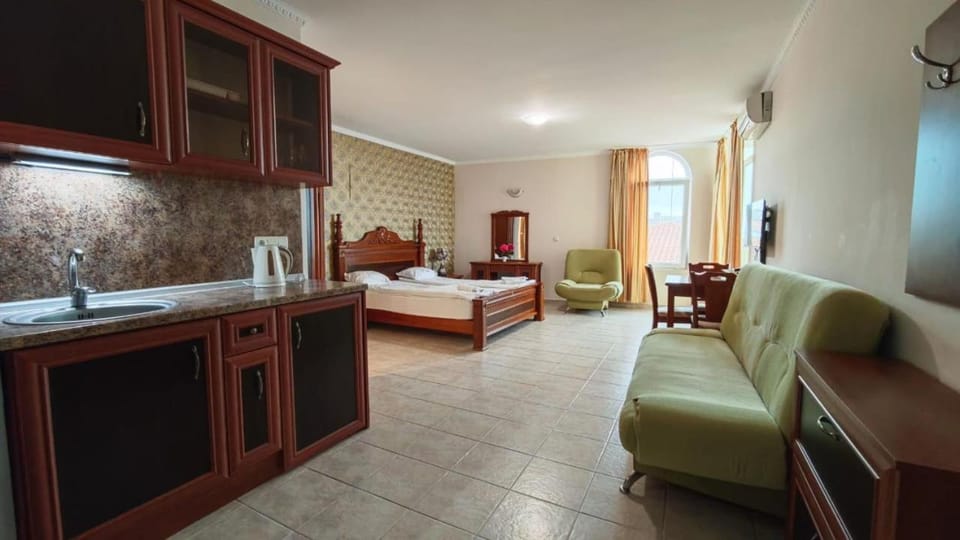 Bed, TV and multimedia, Living room, Photo of the whole room, Bedroom