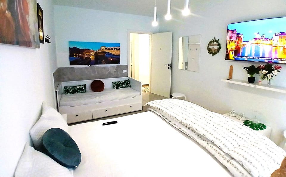 TV and multimedia, Photo of the whole room