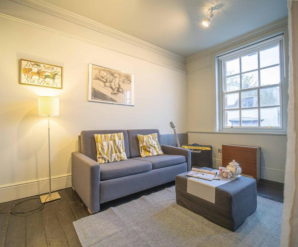 Lilli's Danish Hideaway in Heart of Whitstable - Stylish Interior - Central Location, 5 mins Beach Apartment in Whitstable