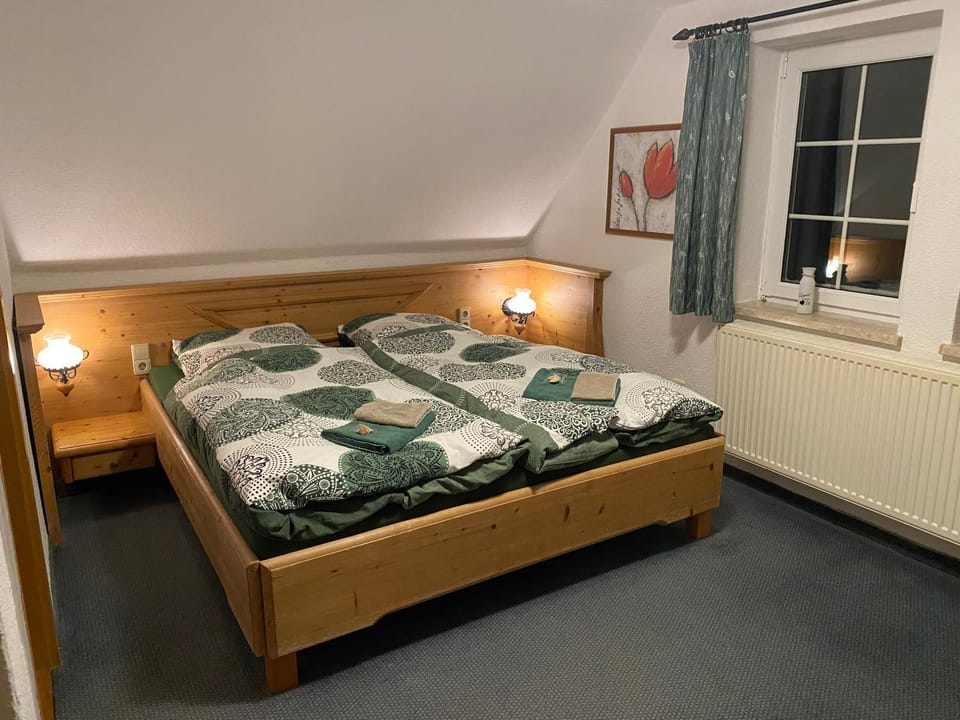 Bed, Photo of the whole room, Bedroom, pet friendly, pet friendly, towels
