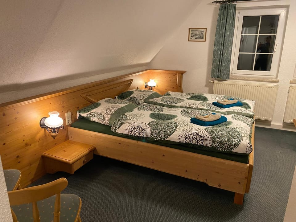 Bed, Photo of the whole room, Bedroom, pet friendly, pet friendly, towels