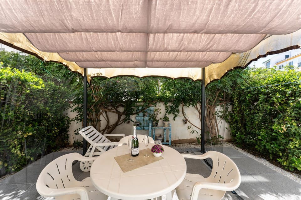Patio, Day, Garden, Garden, Balcony/Terrace, Balcony/Terrace, Dining area