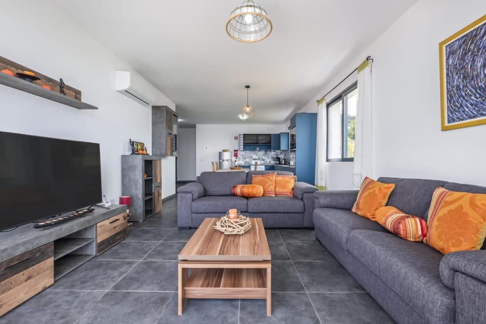 TV and multimedia, Living room, Seating area, Evening entertainment