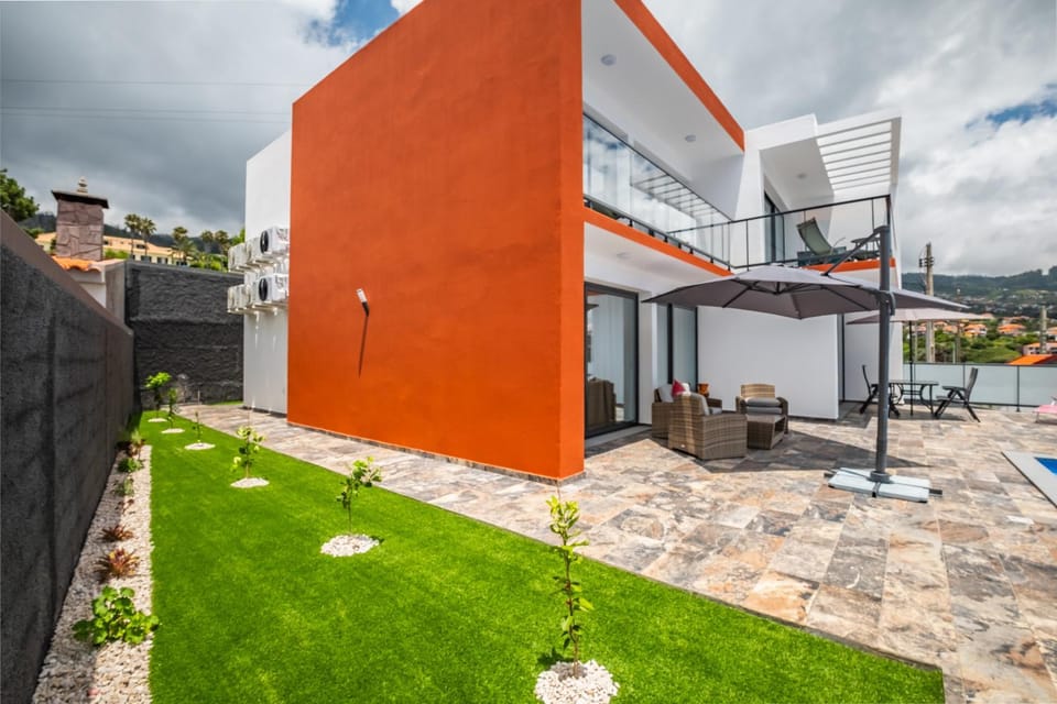 Property building, Patio, Day, Balcony/Terrace, Garden view, Swimming pool
