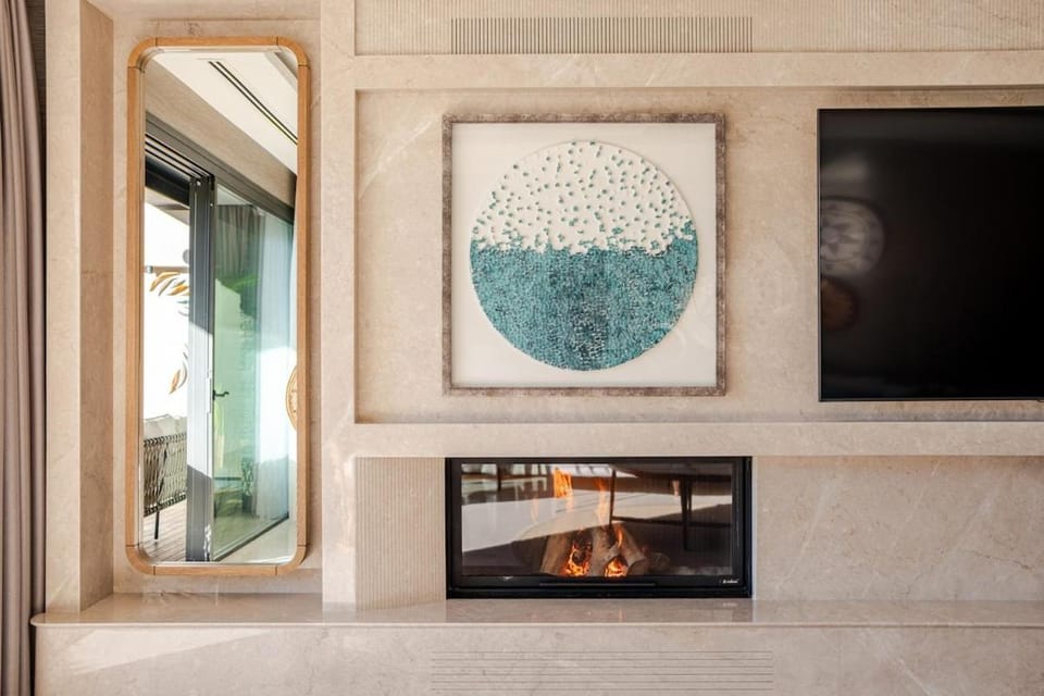 Communal lounge/ TV room, fireplace