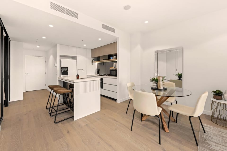 Kitchen or kitchenette, Dining area, oven, stove