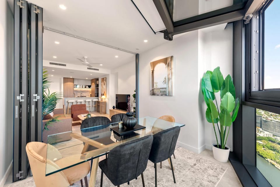 TV and multimedia, Kitchen or kitchenette, Living room, Seating area, Dining area