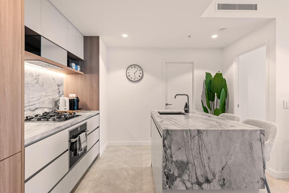 Kitchen or kitchenette, minibar, stove