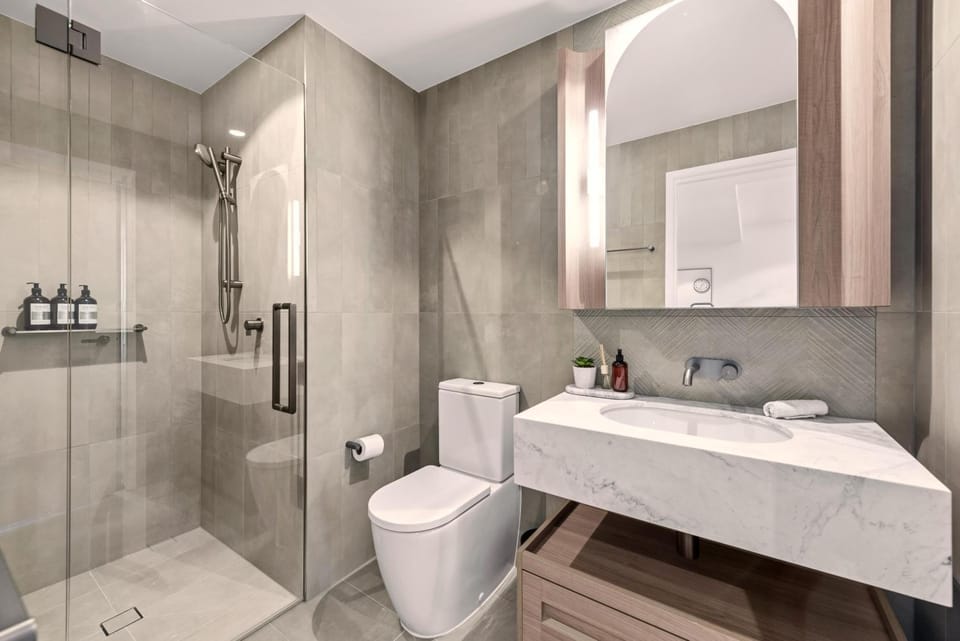 Shower, Toilet, Bathroom, Bath, towels