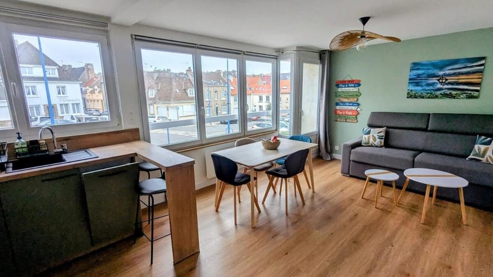Living room, Dining area