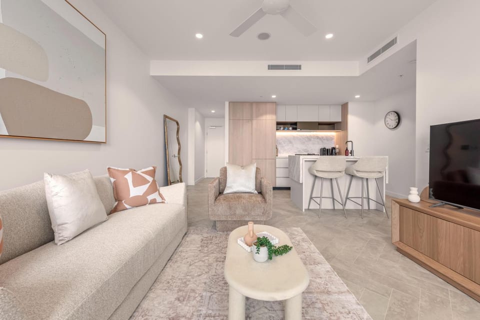 TV and multimedia, Kitchen or kitchenette, Living room, Seating area, Dining area