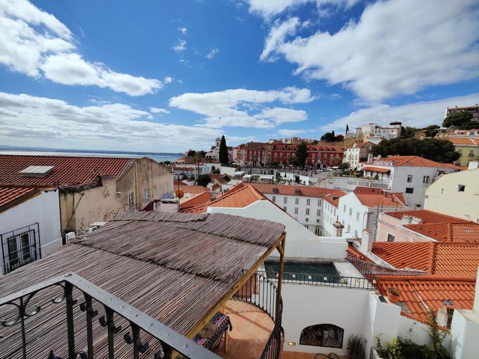 Villa for families with amazing river view Villa in Lisbon