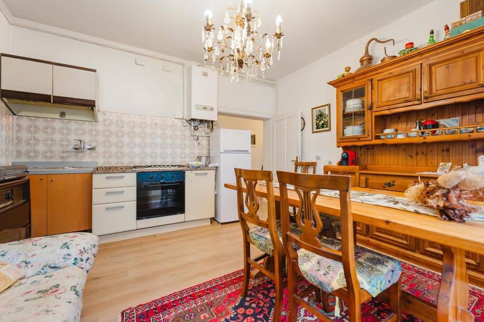 Kitchen or kitchenette, Dining area, oven, stove