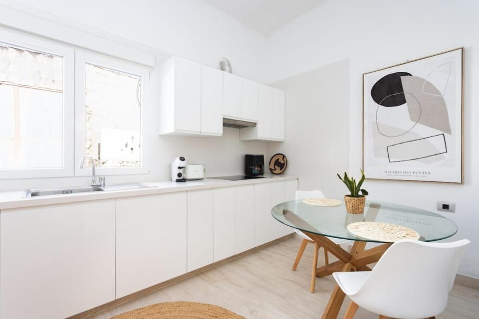 Kitchen or kitchenette, Dining area, stove