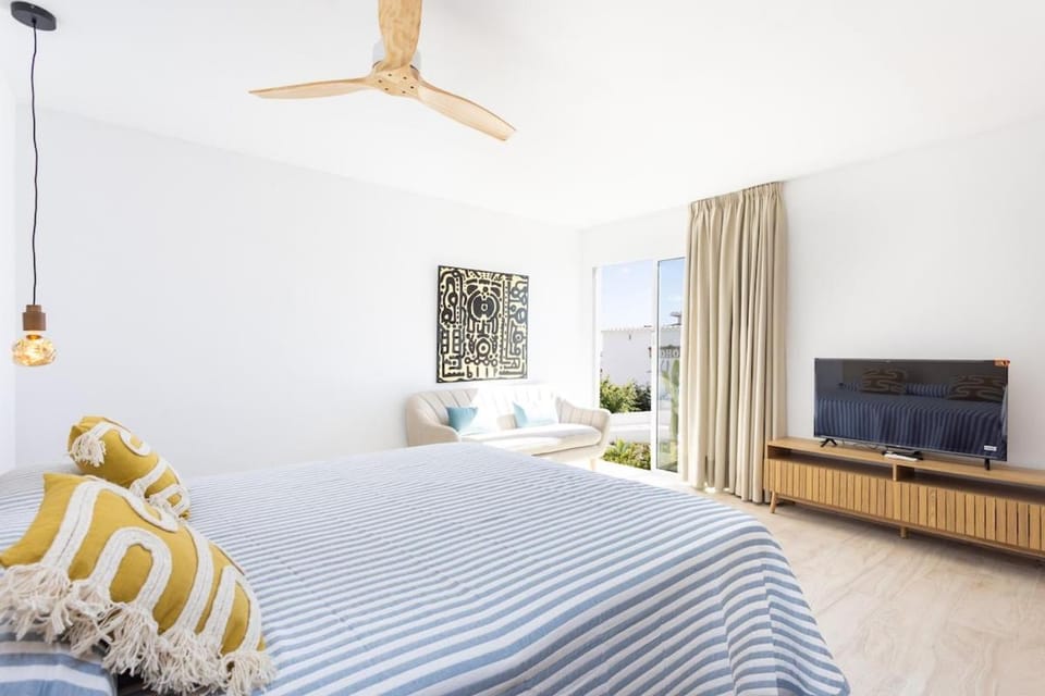 Bed, TV and multimedia, Photo of the whole room, Bedroom