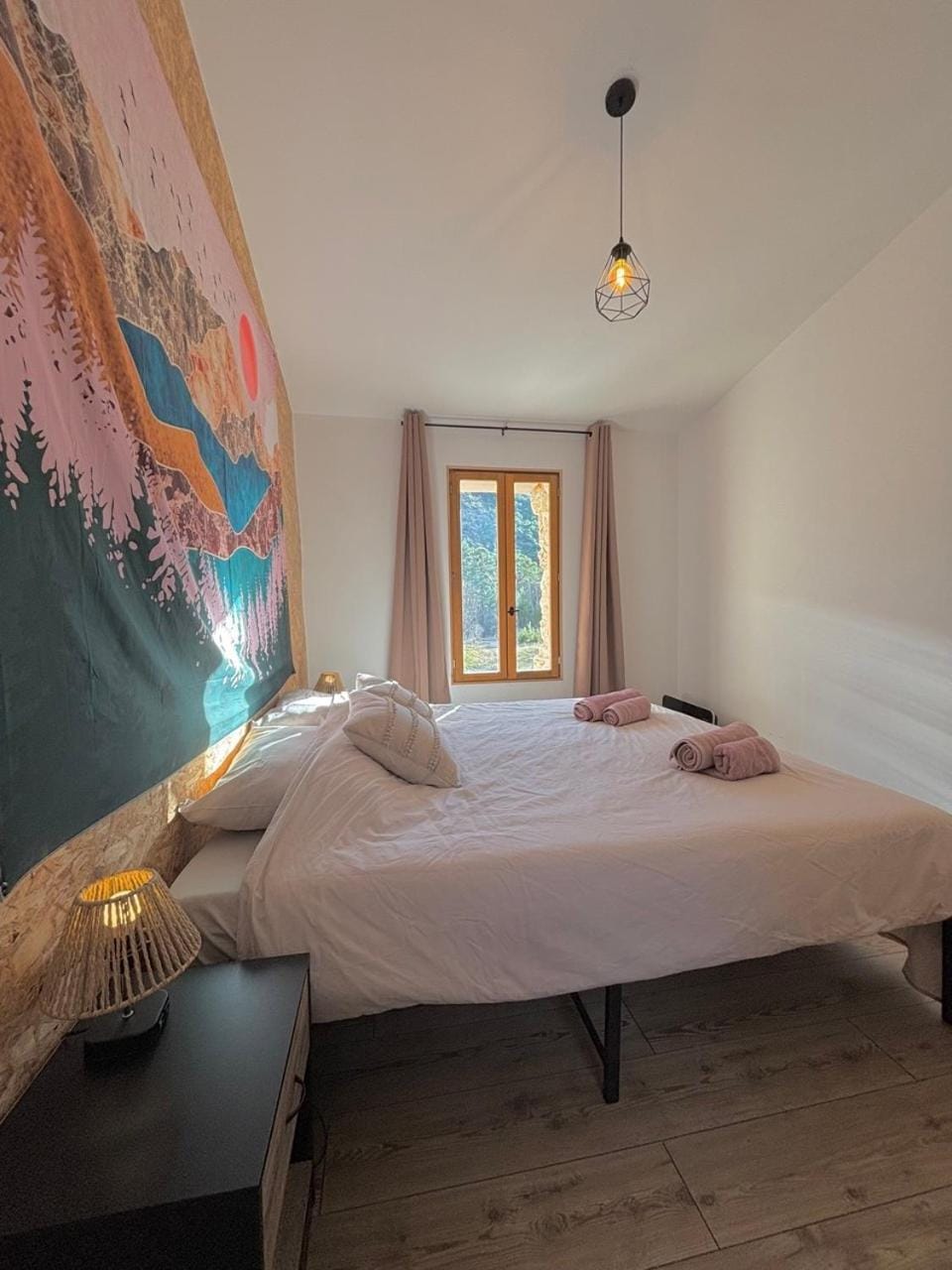 Bed, Photo of the whole room, Bedroom