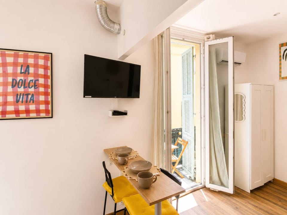 Studio, Downtown, Train Station, WiFi, Air Conditioning Apartment in Nice