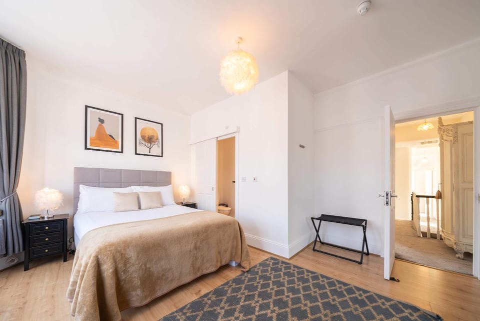 Shower, Bed, Photo of the whole room, Bedroom
