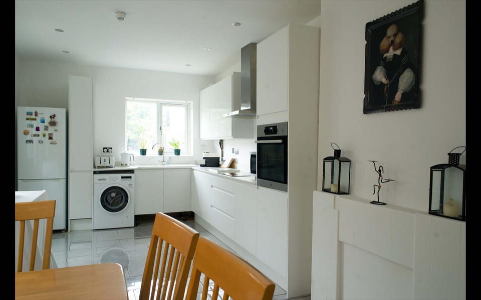Coffee/tea facilities, Kitchen or kitchenette, Dining area, oven, stove, toaster, washing machine