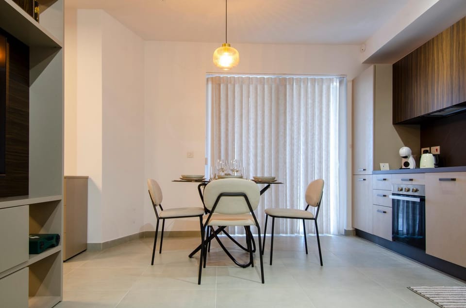 Kitchen or kitchenette, Seating area, Dining area, oven, stove