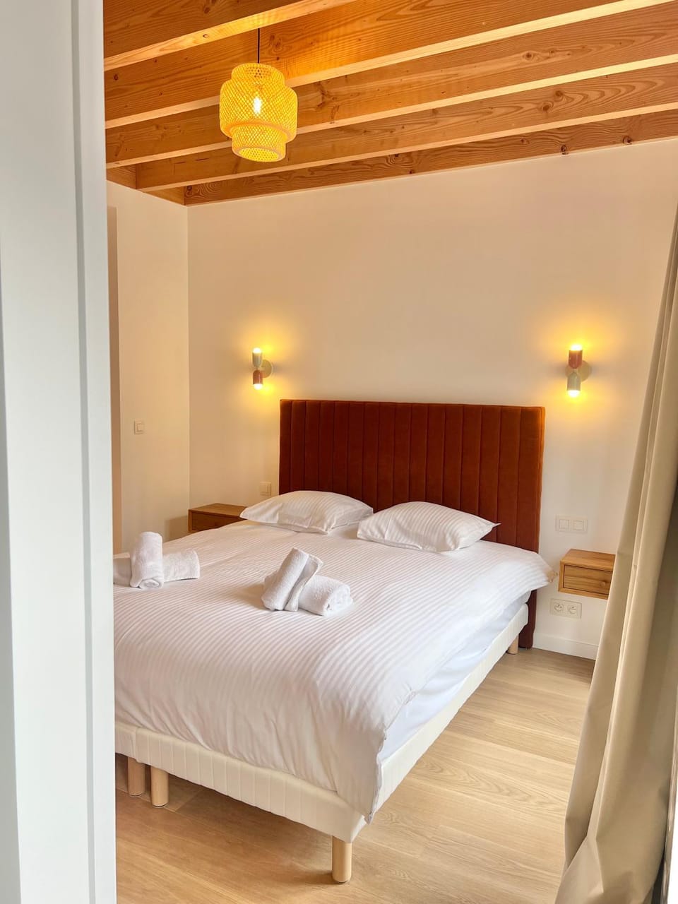 Bed, Photo of the whole room, Bedroom, towels