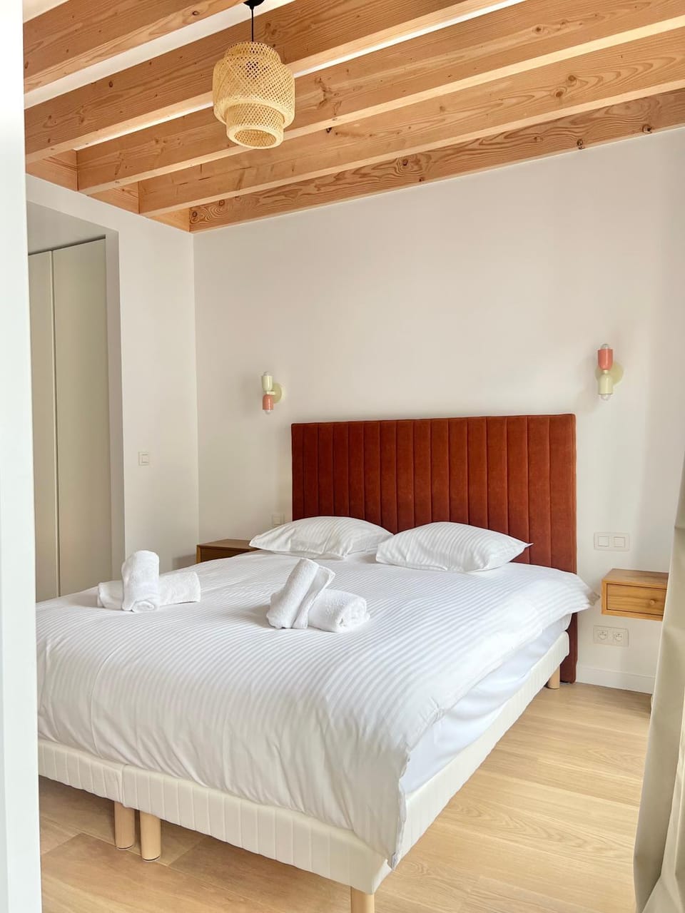 Bed, Photo of the whole room, Bedroom, towels