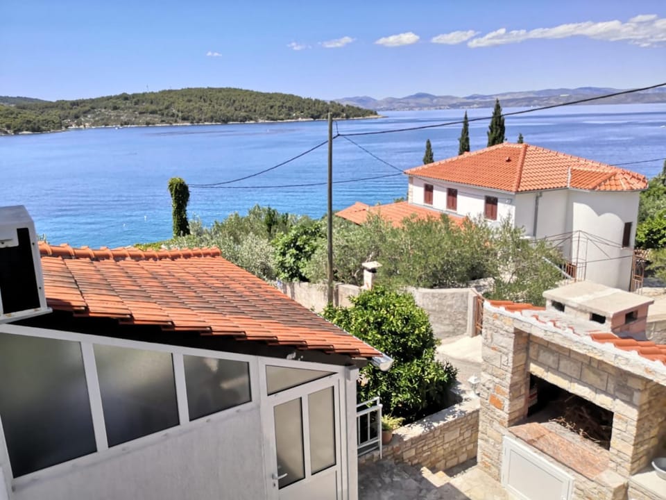Facade/entrance, BBQ facilities, Garden, Balcony/Terrace, Sea view, Street view