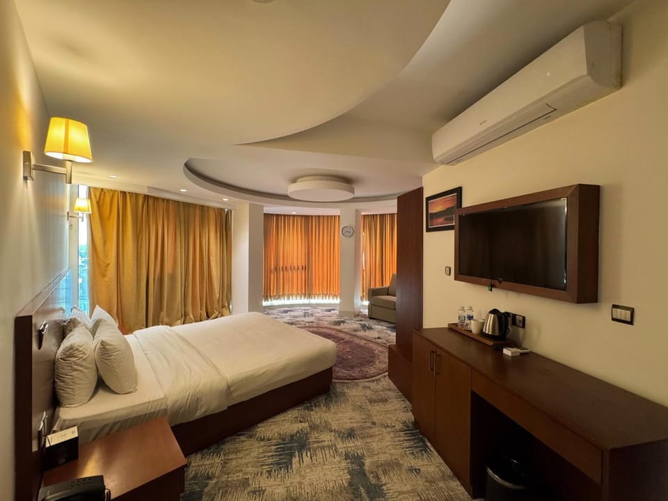 Bed, TV and multimedia, Photo of the whole room, Bedroom