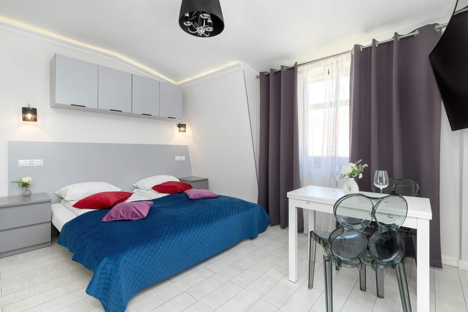 Bed, TV and multimedia, Photo of the whole room